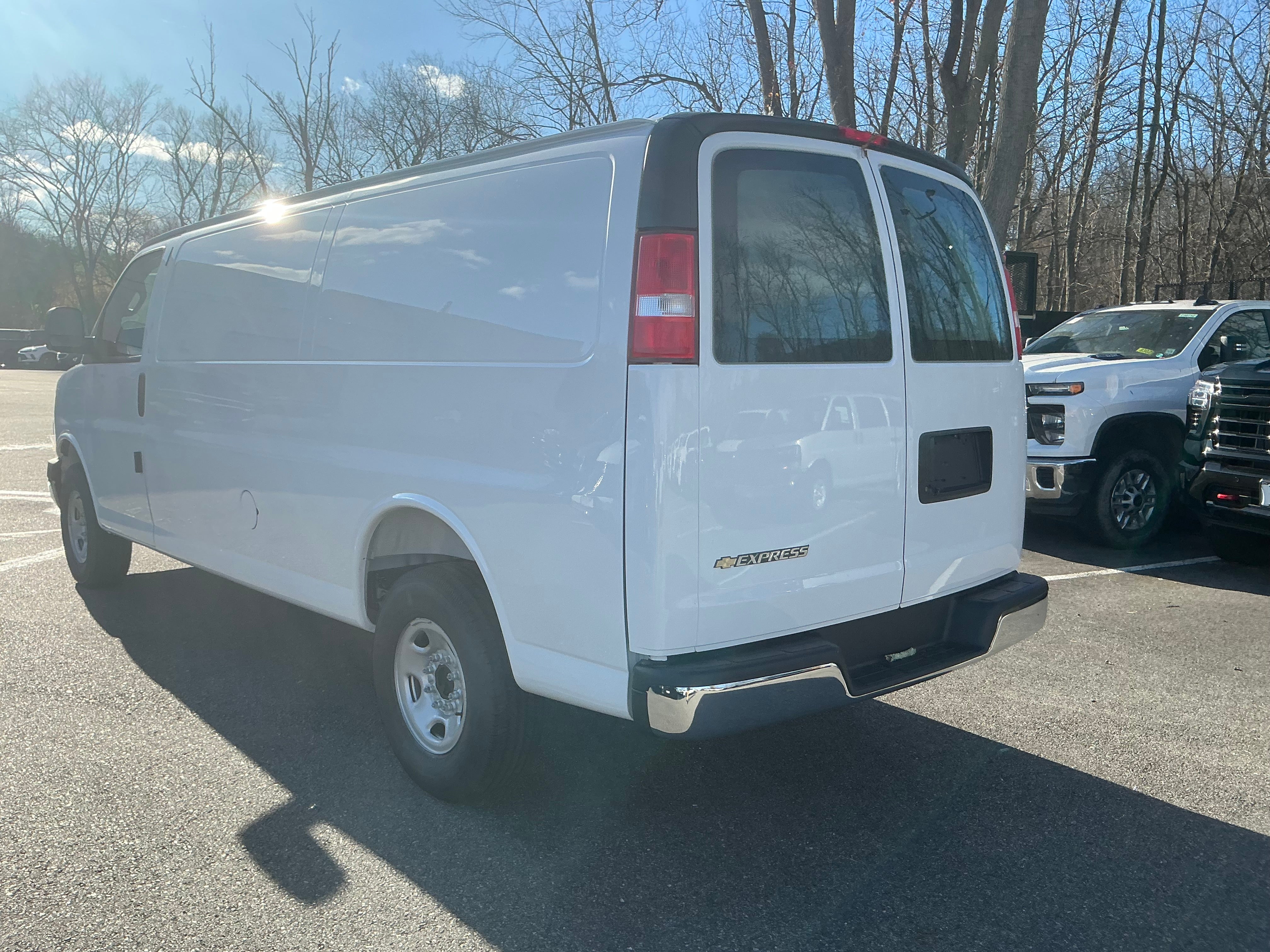 2025 Chevrolet Express Cargo 3500 WT